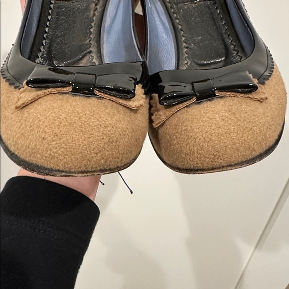 Marc Jacobs Tan Felted shoe wPatent Leather Detail - Picture 8 of 8